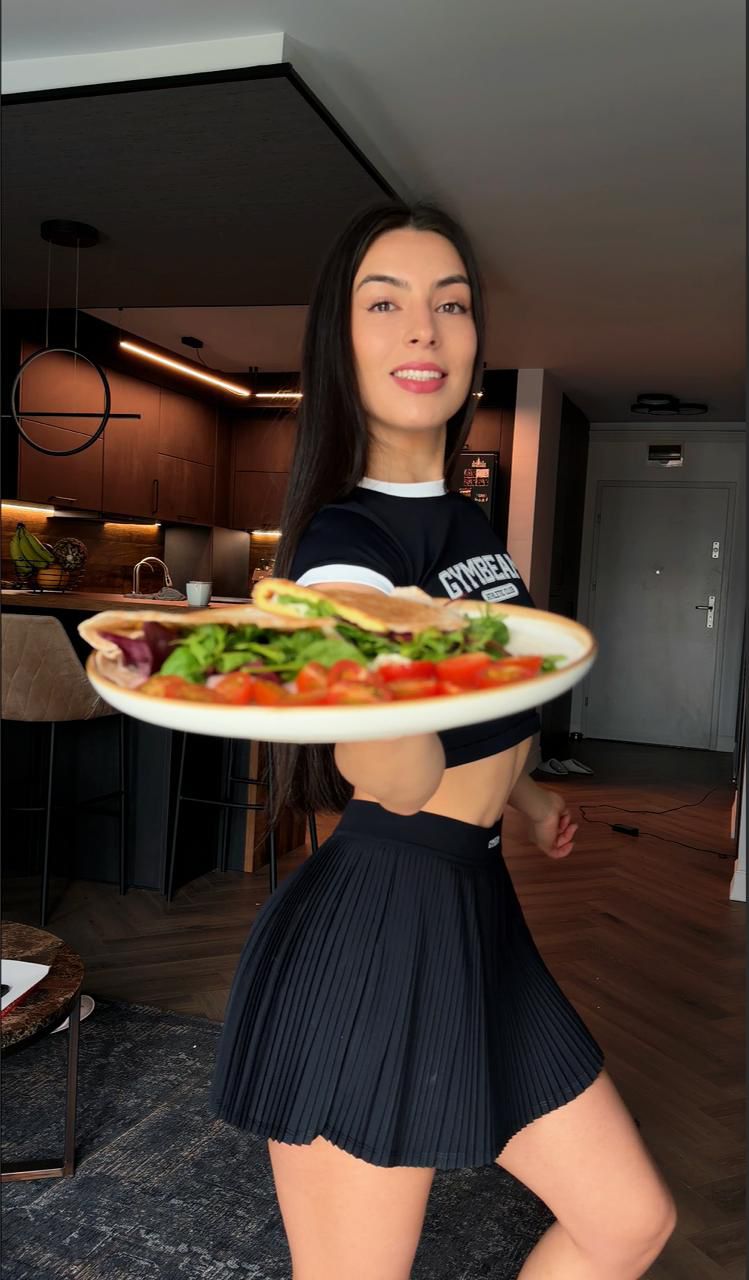Roxana cu un platou de mancare sanatoasa, gata de servit
