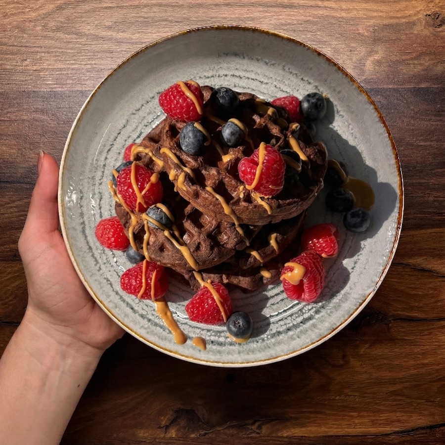Waffles proteice de ciocolată cu unt de arahide, zmeură și afine