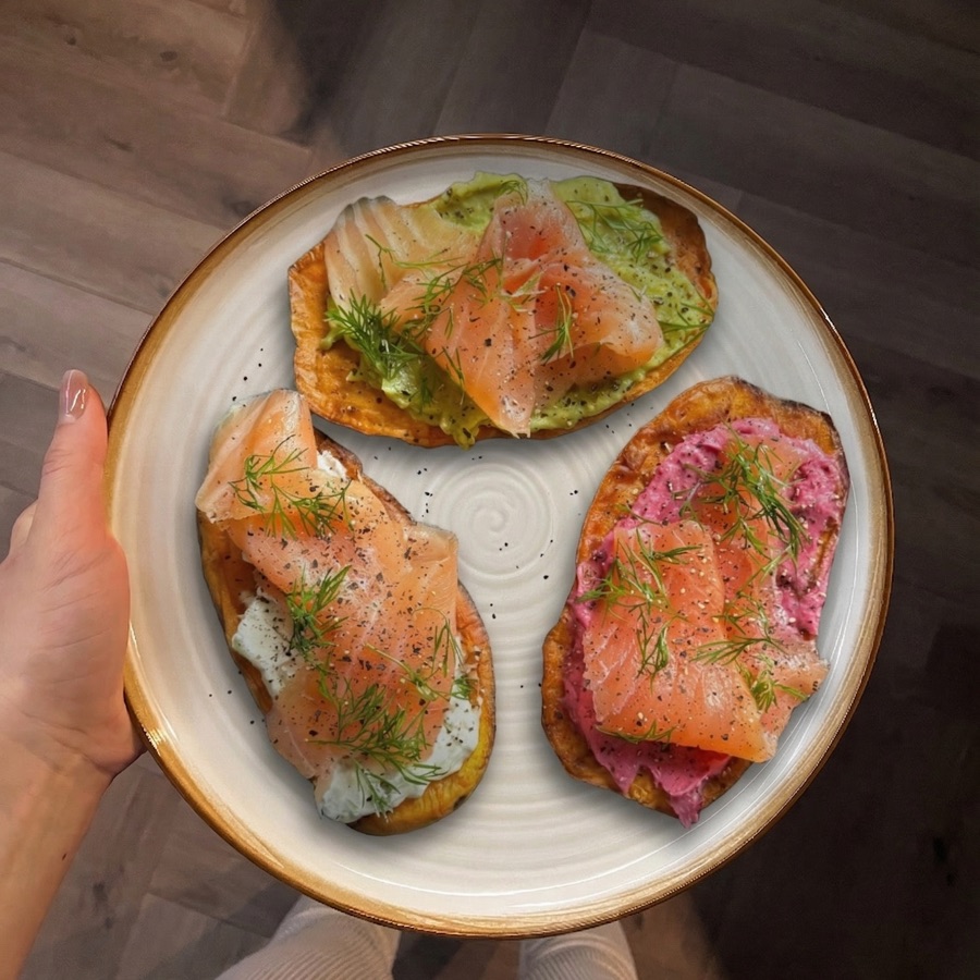 Trei felii de cartof dulce cu somon afumat, cremă de avocado, brânză și cremă de sfeclă